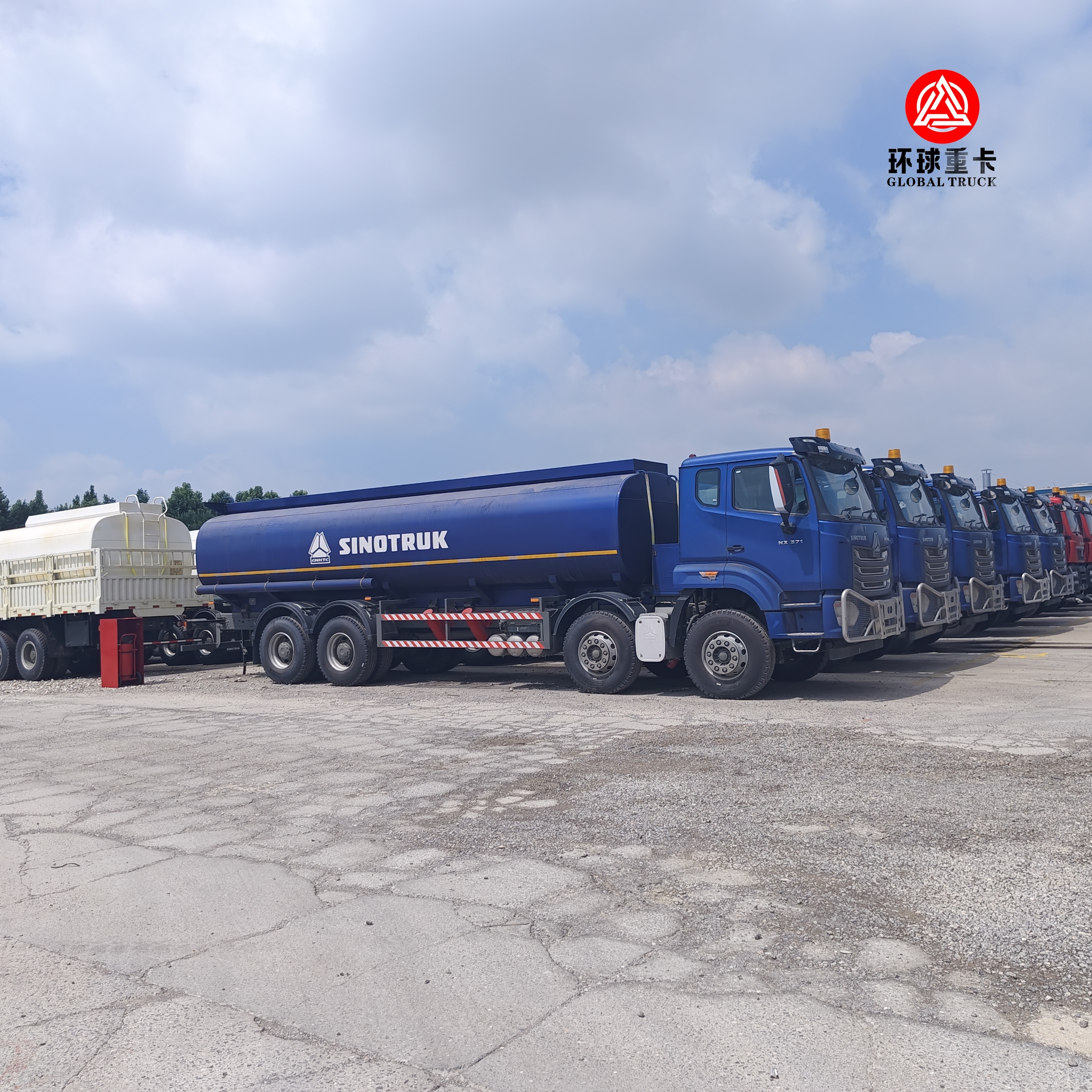 HOWO NX 8x4 30000L ईंधन टैंक ट्रक भारी ड्यूटी डीजल बोसर ट्रक तंजानिया बाजार के लिए