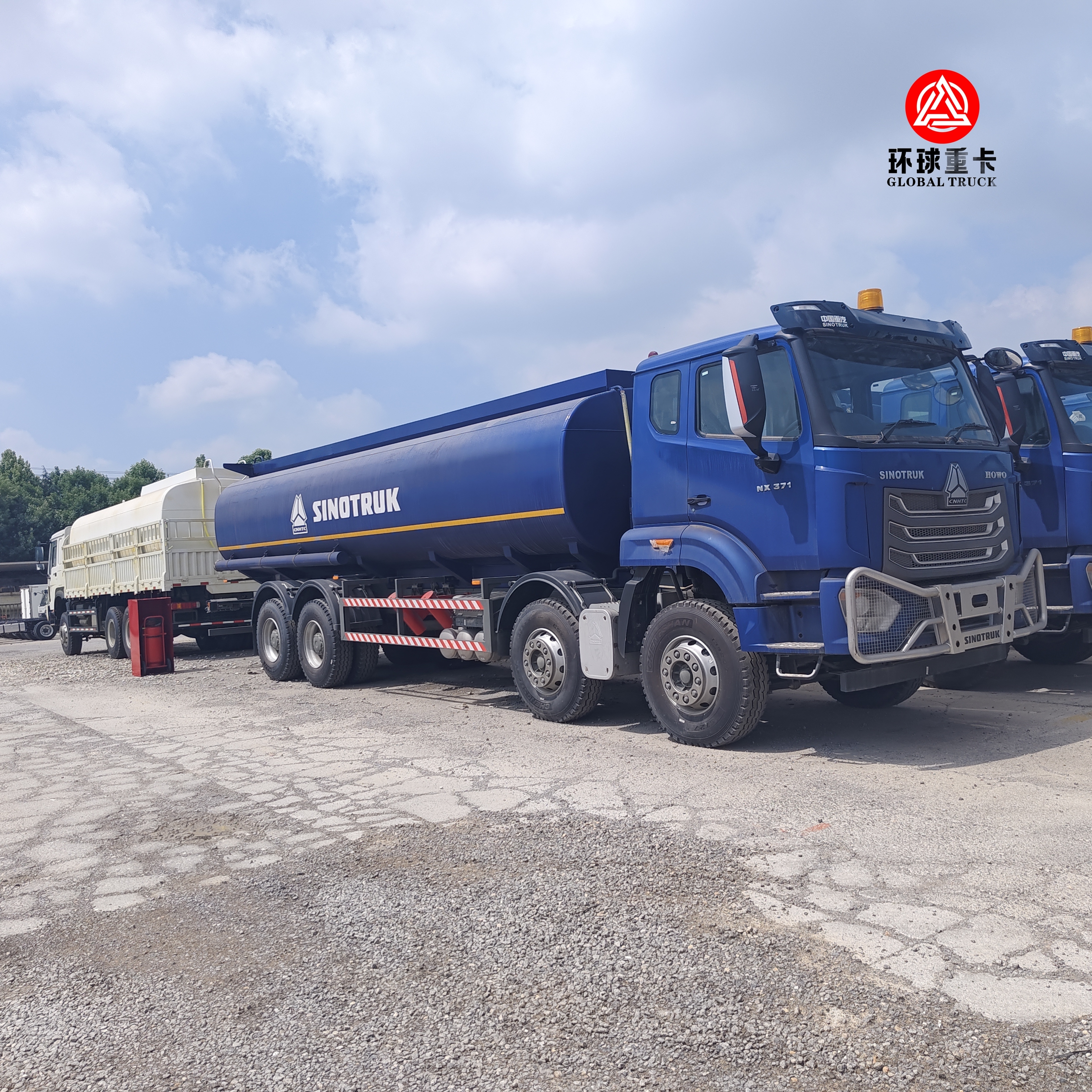 HOWO NX 8x4 30000L फ्यूल टैंक ट्रक हैवी ड्यूटी डीजल ऑयल टैंकर ट्रक अफ्रीका मार्केट के लिए