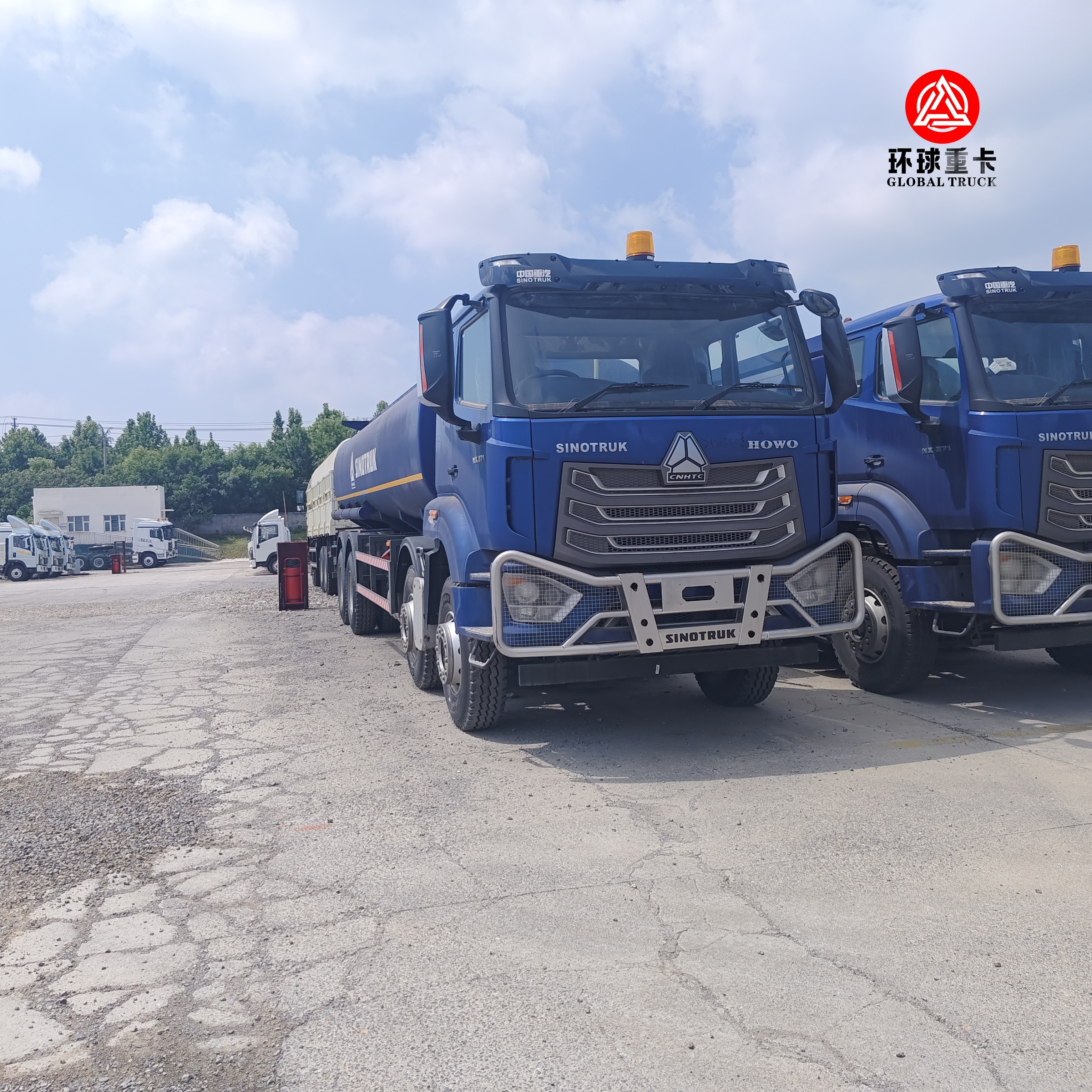 नाइजीरिया बाजार के लिए HOWO NX 8x4 30000L ईंधन टैंकर ट्रक हेवी ड्यूटी डीजल बाउसर ट्रक