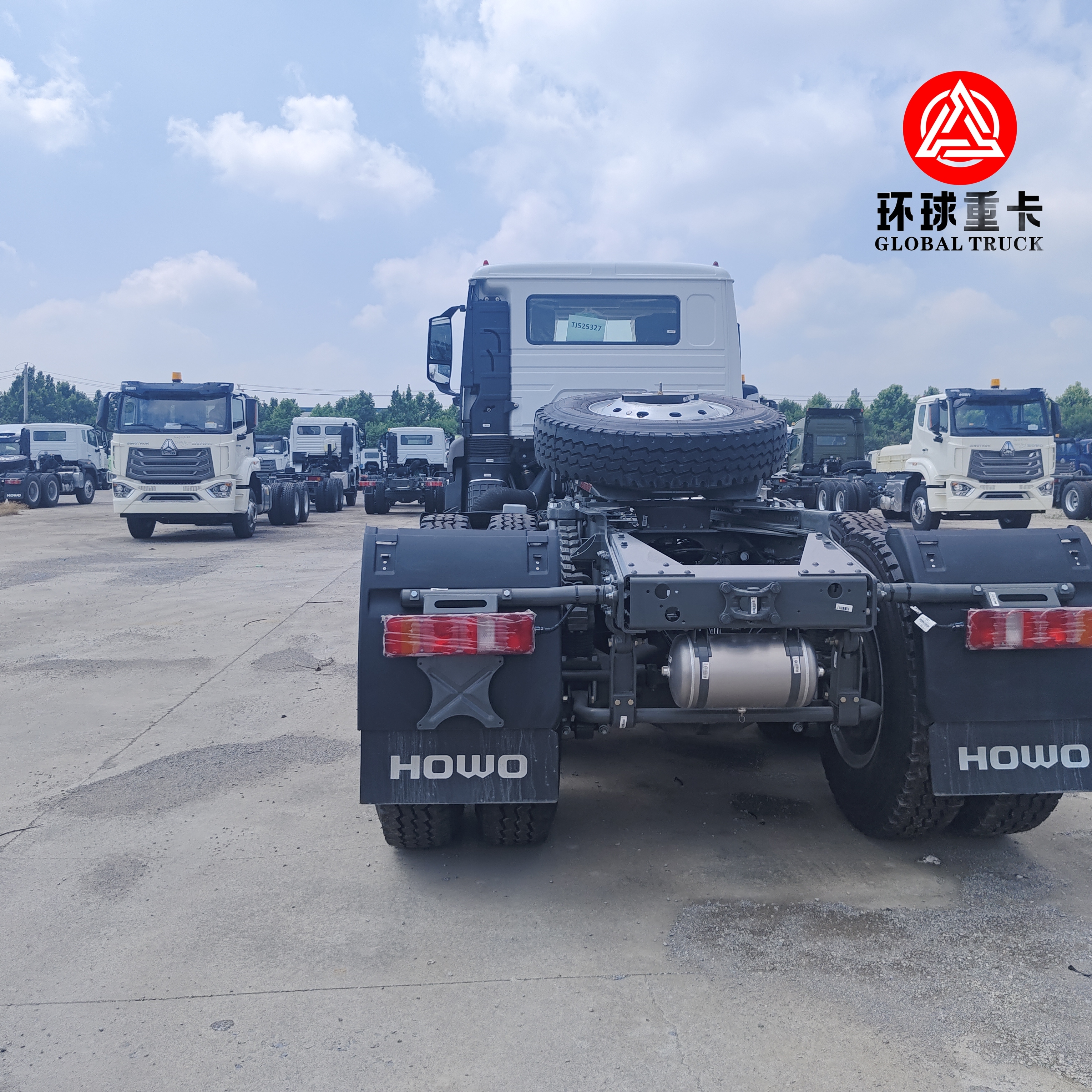 भारी कार्गो परिवहन के लिए 371HP डीजल इंजन के साथ ब्रांड न्यू HOWO NX 6x4 ट्रैक्टर हेड ट्रक